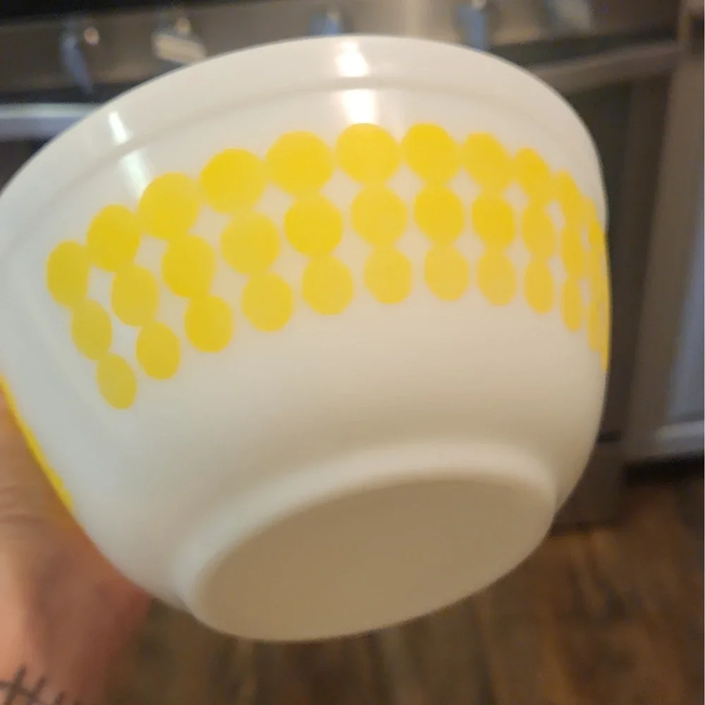Vintage Collectible Pyrex Polka Dot Nesting Bowl #402 Yellow 1.5 QT